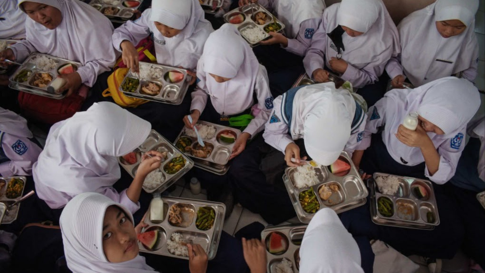 Sebuah Dapur di Mana Kebijakan Berantakan: Ketika Piring Makan Anak Sekolah Bertemu Bersih-bersih Birokrasi