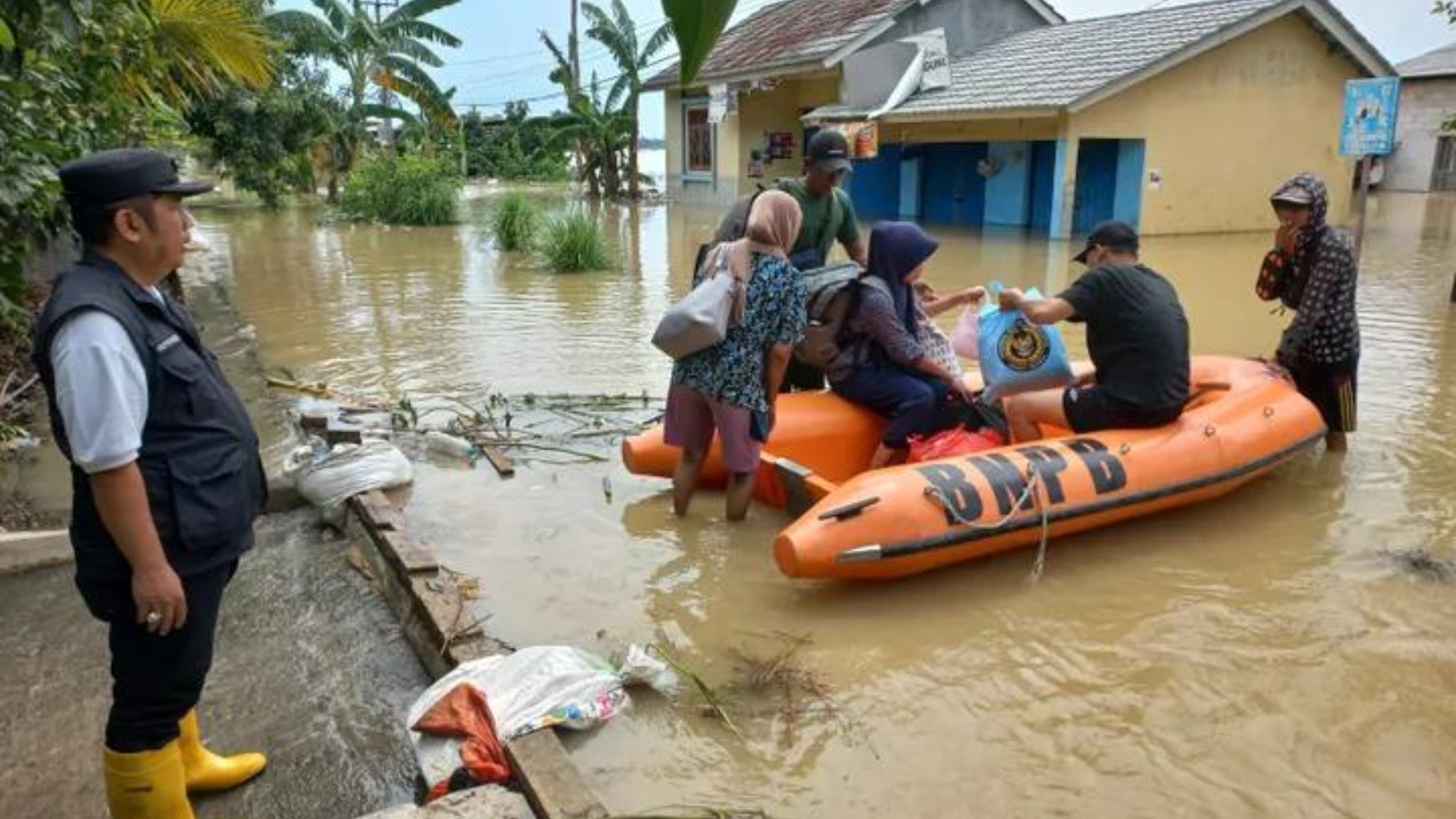 Antara Lumpur dan Mandat Rakyat